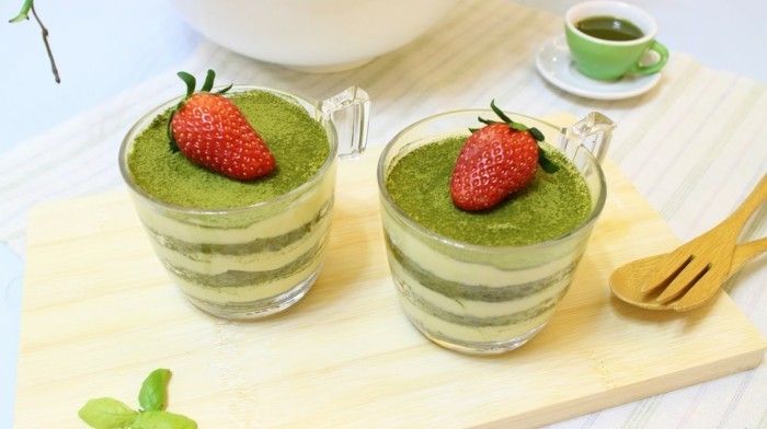 green-te-matcha-etasjer-i-glass-krem mousse off matcha-melk-honning-jordbær-deco-dessert