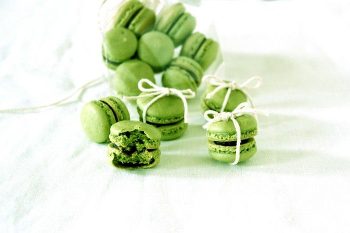 grønn-te-matcha-hjemmelagde-makroner-in-grønn-med-hvitt-loop-Bund-deco-gaver-fra-den-kjøkken-helse