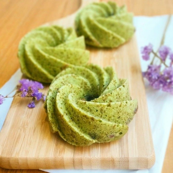 zelený čaj Matcha - Krasna-sušienky-z-matcha-prášok vyrobený-injection-Deco-kvety-fialovo-dezert