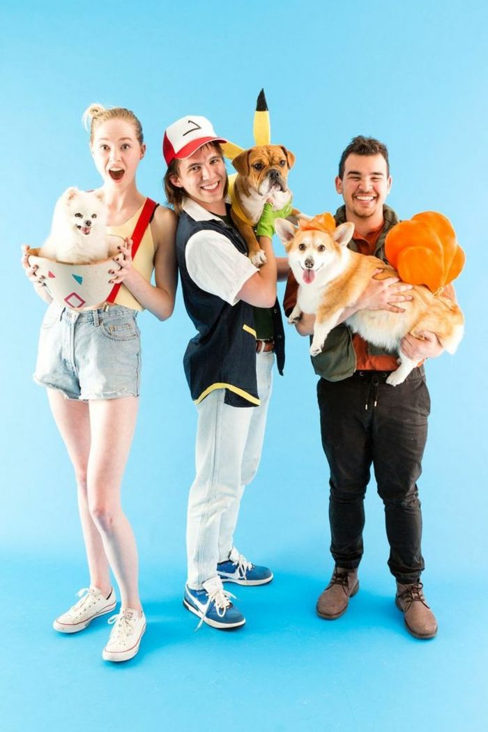 Pokemon kostum skupine s psi, ki igrajo vloge