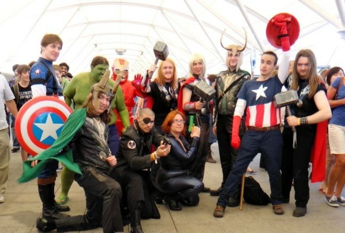 Kostymgrupp på en utställning alla hjältar av Avengers