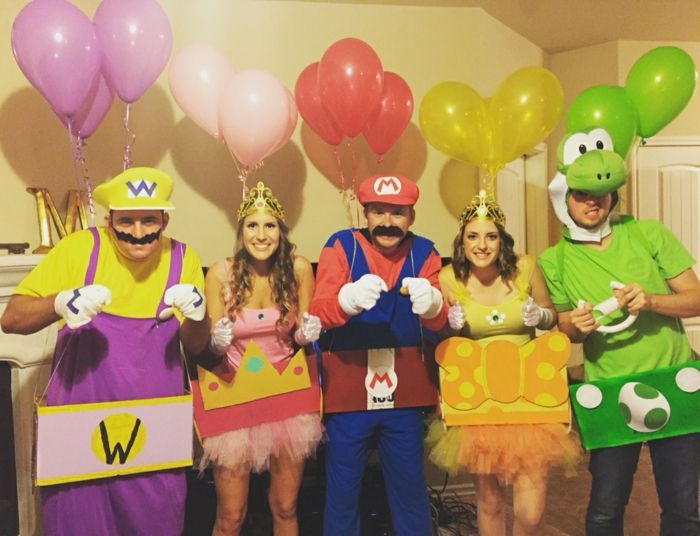 Skupina kostumov Mario Cars iz znane igre Nintendo