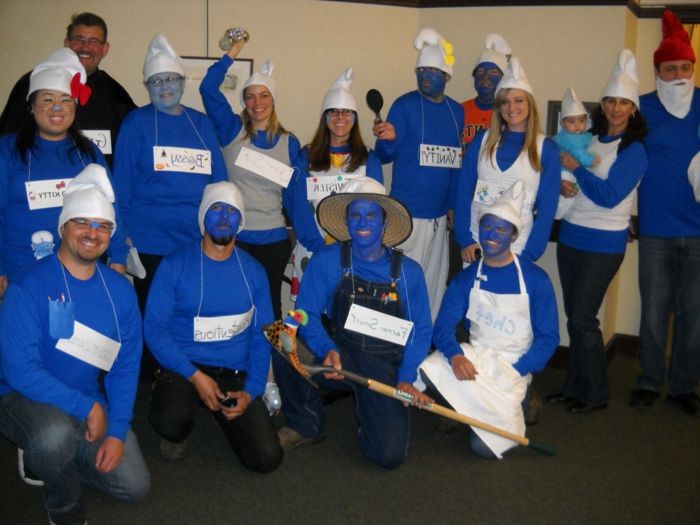 Bir aile kostümü grubunda mavi renkte pout