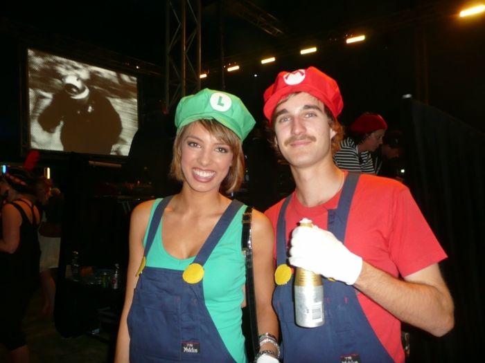 Vän och flickvän med roliga gruppdräkter från Super Mario