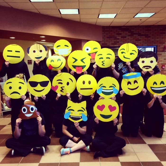 trajes de grupo engraçados com máscaras de emojis