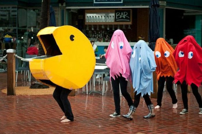 Bir arcade oyunu komik grup kostümleri - tüm renklerde hayaletler