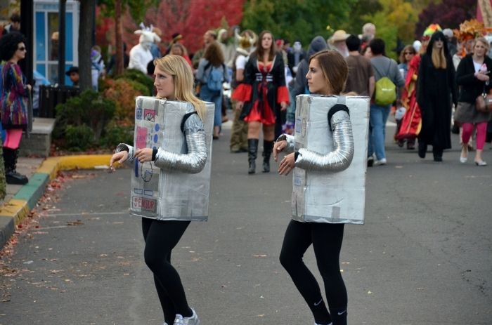 DIY smešno skupinsko kostume iz kartona v srebrni barvi