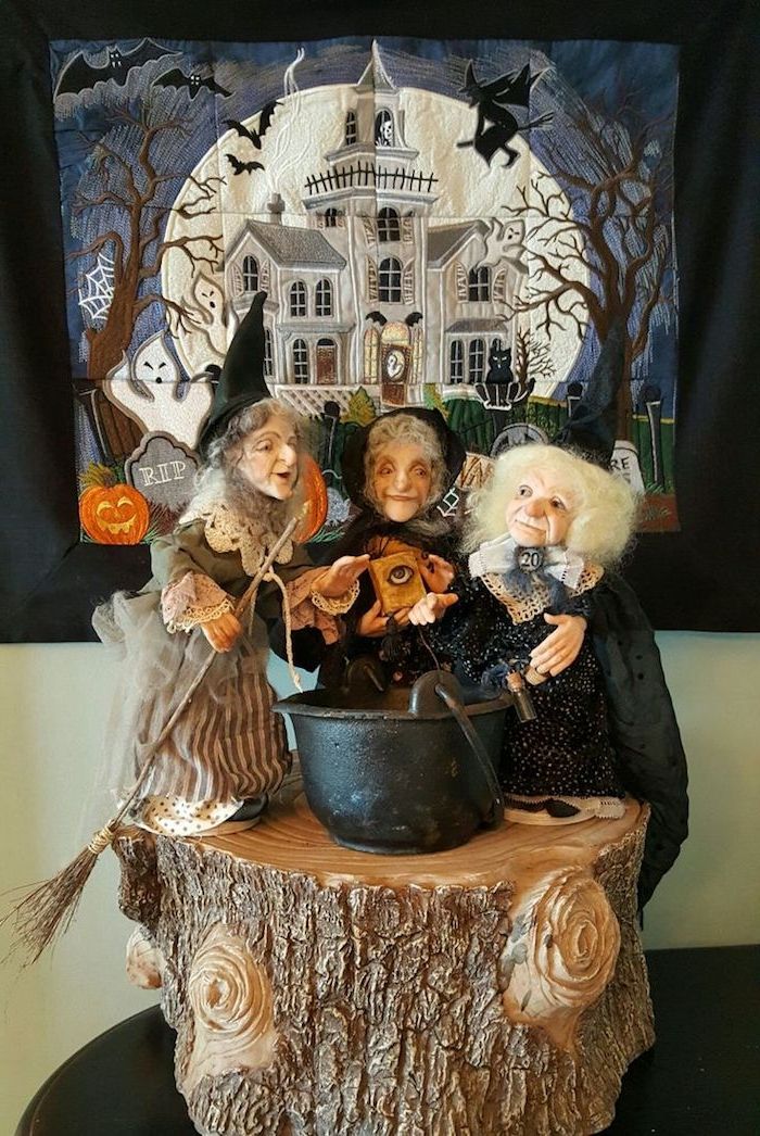 drie heksen rond ketel als decoratie voor een foto voor Halloween - foto's voor Halloween