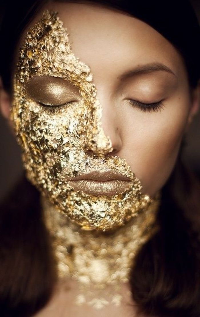 Altın bir Cadılar Bayramı maskesini kendin yap - yüzün yarısını ört