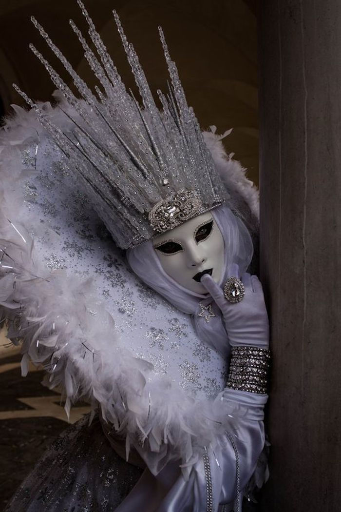Venedik'ten maske ile bir buz kraliçesi yapmak - Cadılar Bayramı maskesi kendisi
