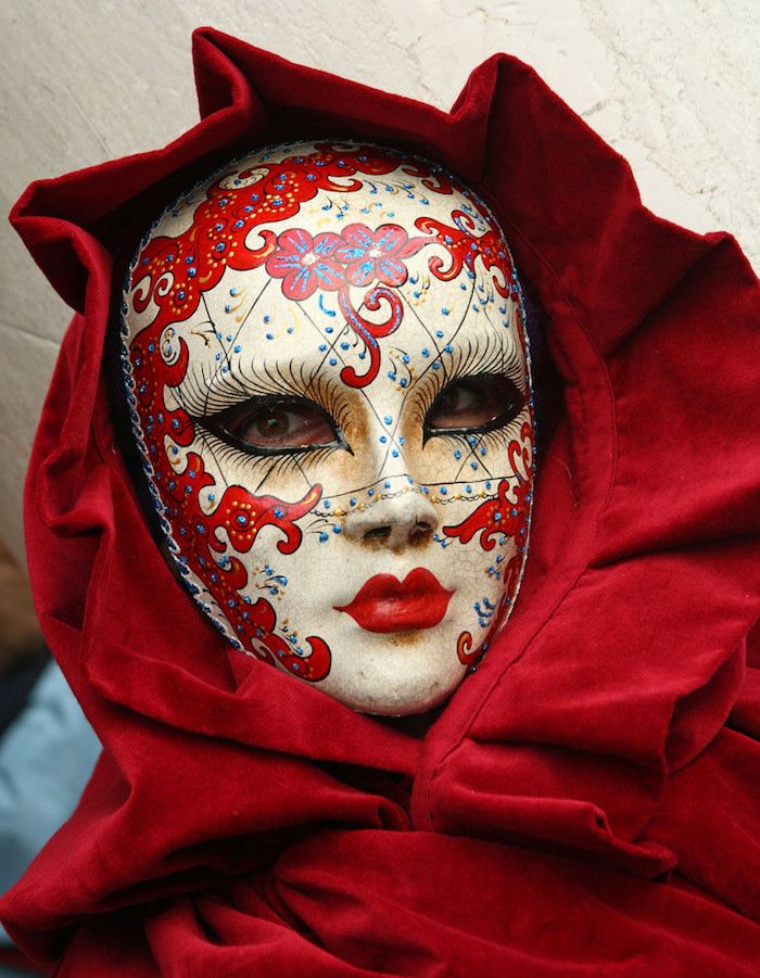 raudona kaukė ir raudonos marškinėliai - padėkite Halloween kaukę moterims