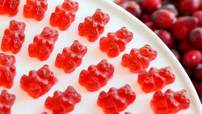 Lag røde gummy bears selv og ordne dem på en rund bolle
