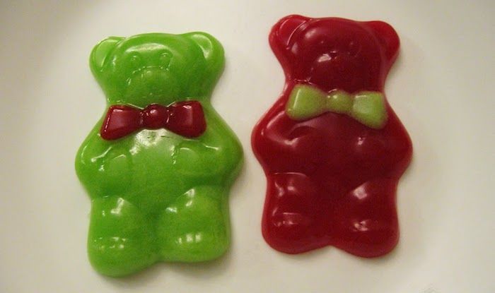 To store gummy bjørner med fluer i grønt og rødt - gjør fruktgummi selv