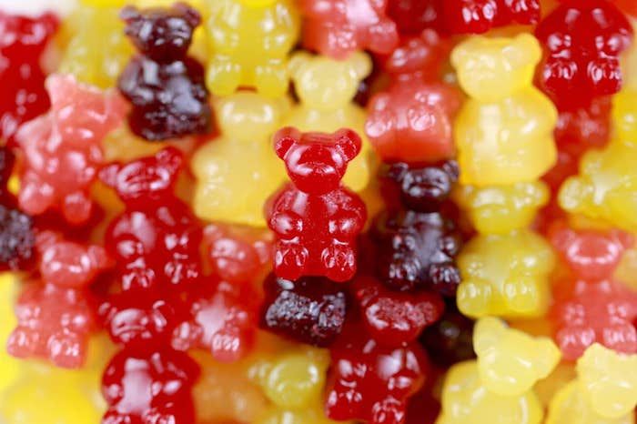 mange gummy bjørner på en bunke i tre farger så realistisk utseende