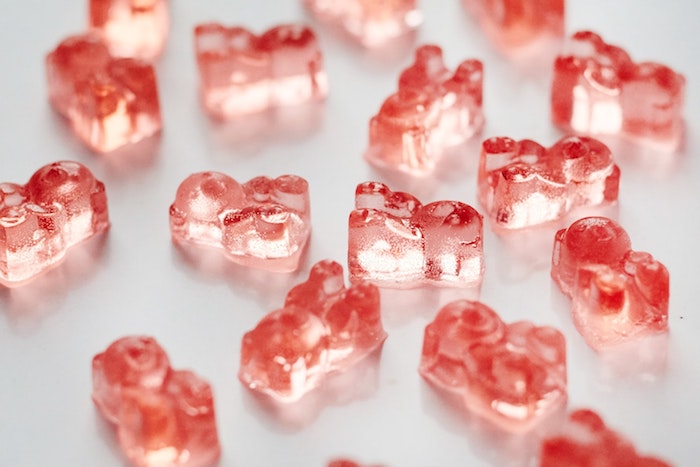 Gummy Bears oppskrift på noen gjennomsiktige stykker i rød farge på en jevn overflate