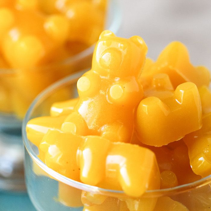 store gule gummy bjørner fra en fruktgum oppskrift i glass bolle