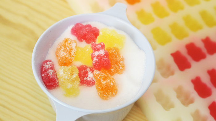Fruktgummie oppskrift med sukker passet for rødgul og oransje små bjørner på bordet