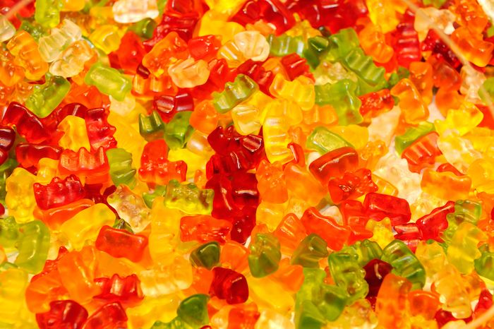Fruktkrem oppskrift mange fargerike gummy bjørner i rød, gul og grønn farge