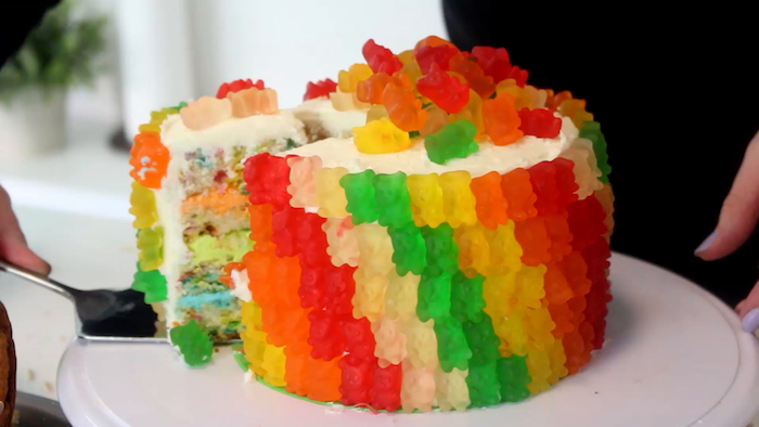 Lag gummy bears selv og dekorere en regnbue kake