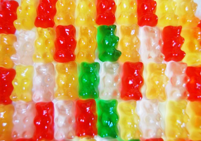 fire rader av gummy bears i gul, rød, hvit og grønn farge - gjør gummy bears selv