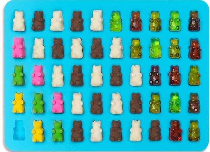 Et blått ark er mange forskjellige små gummy bears ordnet - å lage gummy bears selv