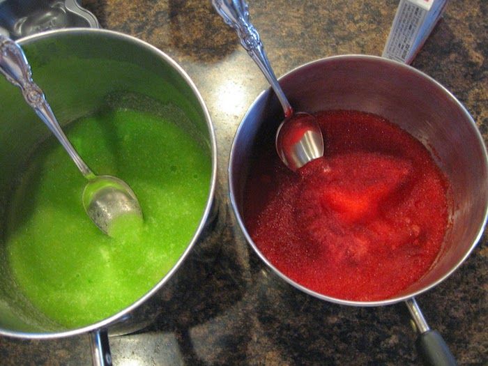 To ferdige blandinger for gummy bears i rød og grønn farge - gjør gummibærene selv