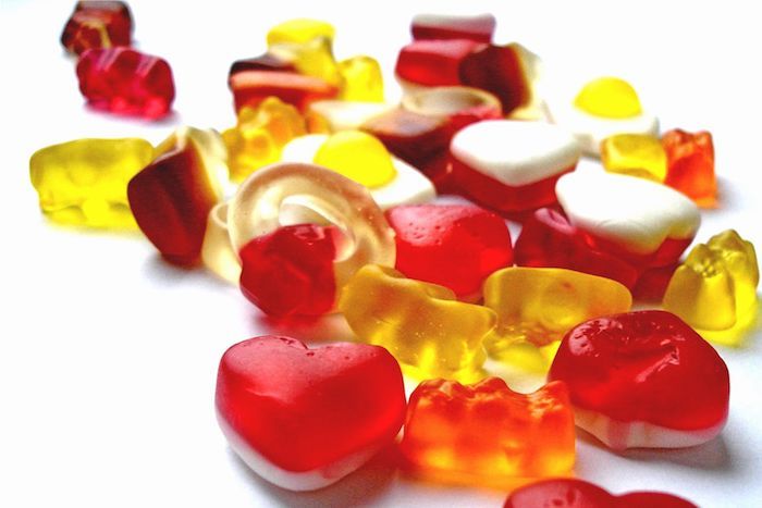 Gummy bears selv gjør forskjellige former i rød og gul