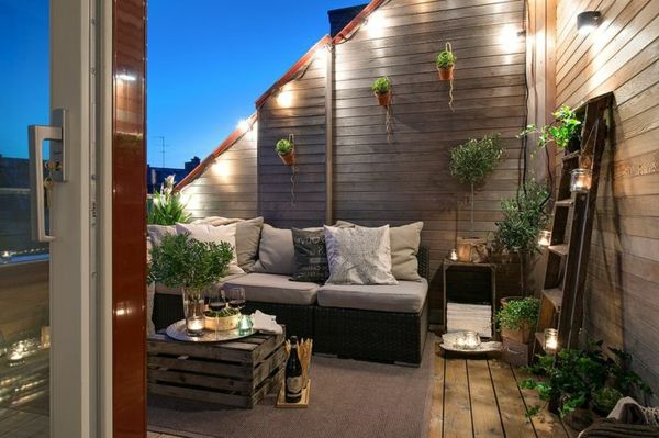 luxe balkons met eenvoudige verlichting en deco-planten