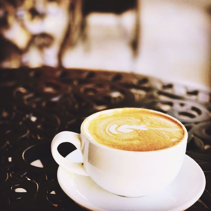 Bună dimineața cafea - o ceașcă cu inimile pictate pe o masă de metal