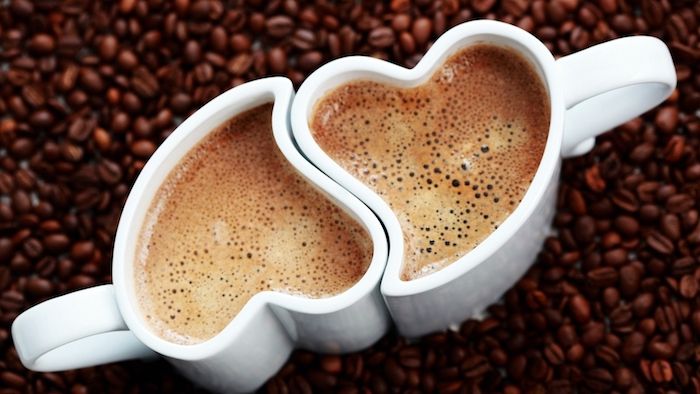 Bună dimineața cafea pentru un cuplu, două cești în formă de inimă