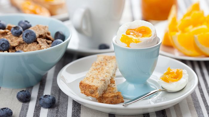 Bună dimineața - un mic dejun sănătos, cu ou crud și fulgi de porumb