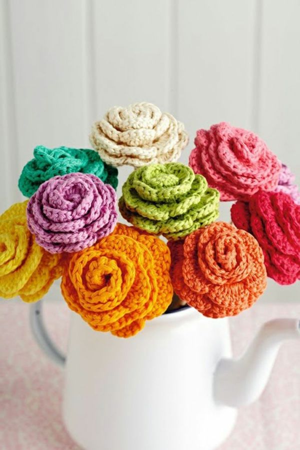kvačkanje-z-lepih-cvetje-v-različnih barv-Blumendeko