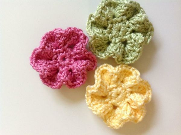 kvačkanje-z-lepih-cvetje-v-različnih-barve-rumeno-zeleno-roza