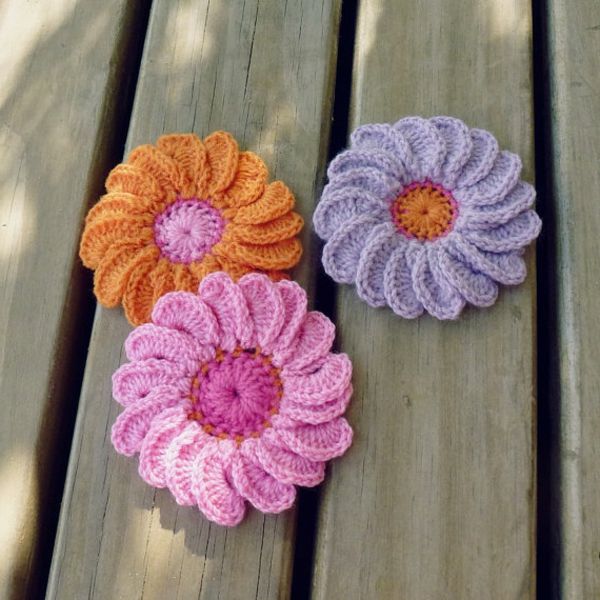 kvačkanje-z-lepih-cvetje-v-različnih-barve-roza-oranžno-vijolična