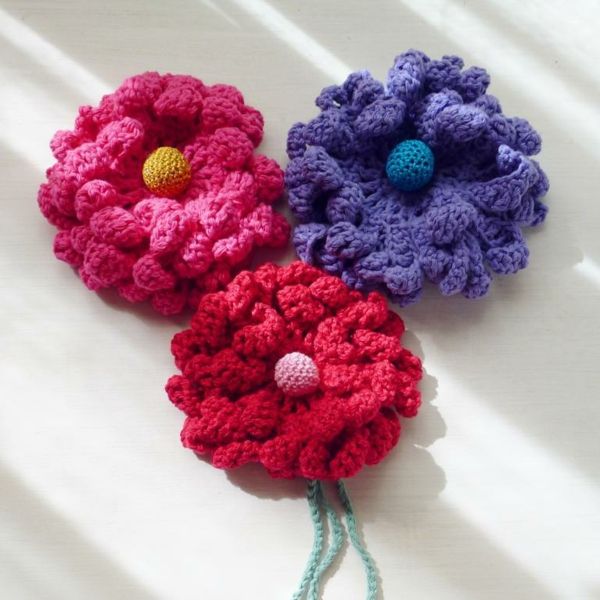 kvačkanje-z-lepih-cvetje-v-različnih-barve-roza, rdeča in vijolična