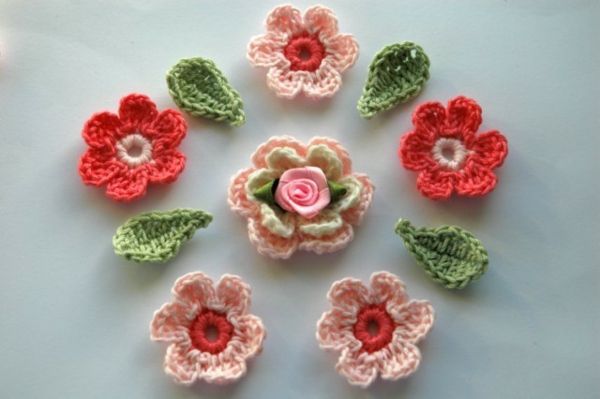 Kvačkanje z-lepih-cvetje-v-različnih-barve-roza-rdeče rože-crochet-