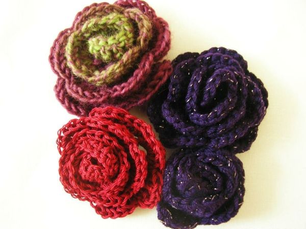 Kvačkanje z-lepih-cvetje-v-različnih-barve-vrtnic-crochet-