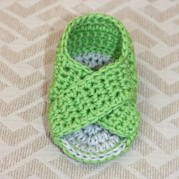 crochet-para-baby-crochet-bebê sapatos-com-bela-design-in-verde-