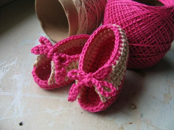 crochet-para-baby-crochet-bebê sapatos-com-bela-design-in-rosa
