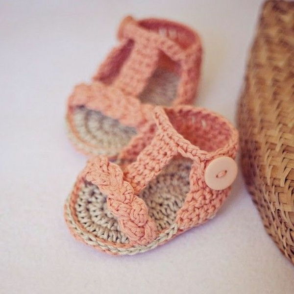 crochet-para-baby-crochet-bebê sapatos-com-bonitos-projetar-sandálias-em-laranja