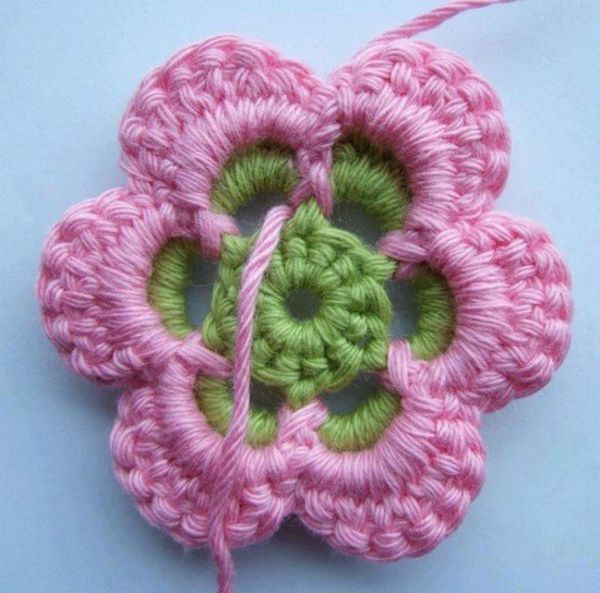 kvačkanje-lepa-ustvarjalno-kvačkanje-cvetje-na-roza-in-zelena