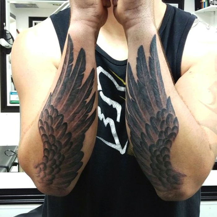 odlična ideja za tetovirane roke - tukaj sta dve roki z dvema črnima angelskima kriloma z dolgimi peruti