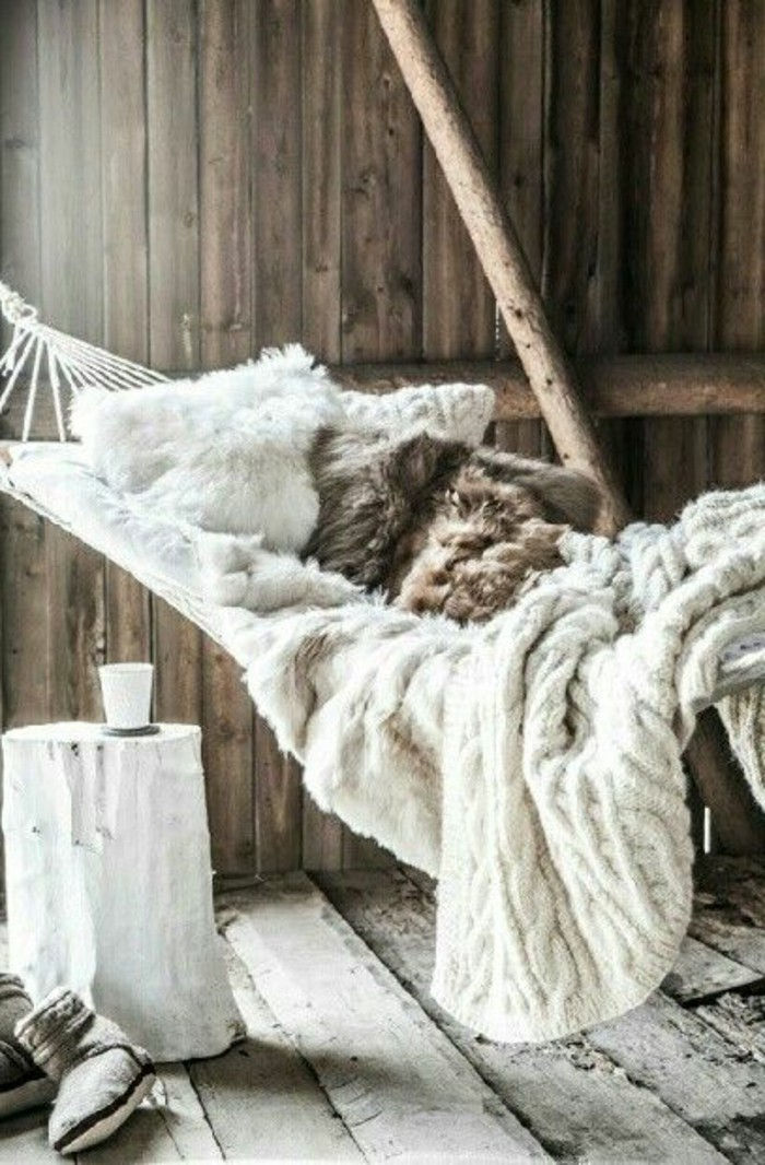 hammock-with-överkast-and-fluffiga kuddar