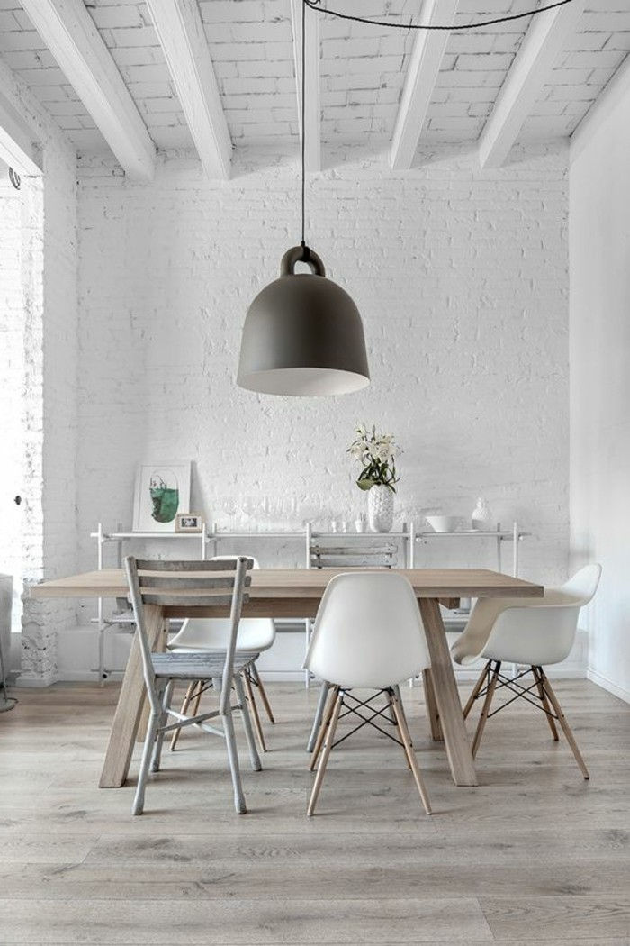hängande-black-lampa-on-the-table-in-white-modernt vardagsrum