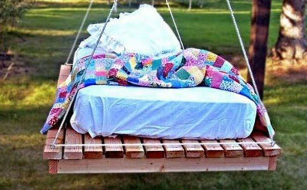 hengende seng-off-paller - med fargerikt sengetøy