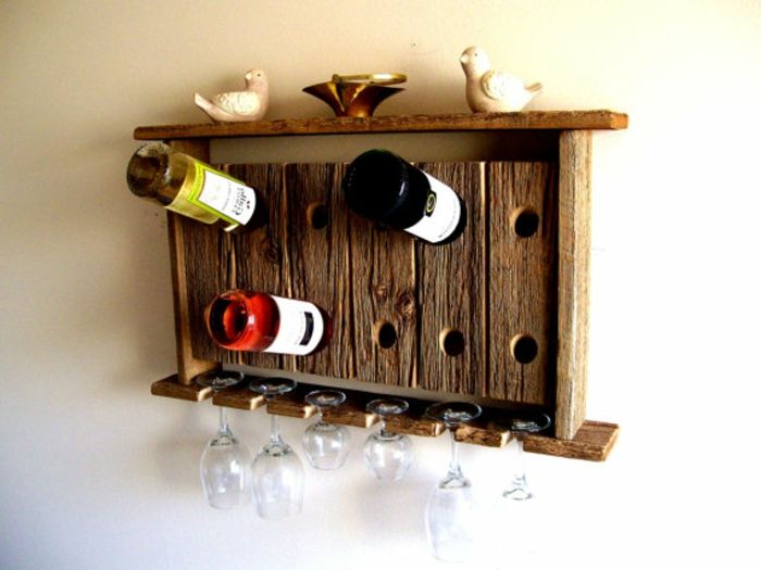 Hangende ontwerpen van het wijnrekontwerp monteren houten paneel en gatenzaag die u er voor nodig hebt
