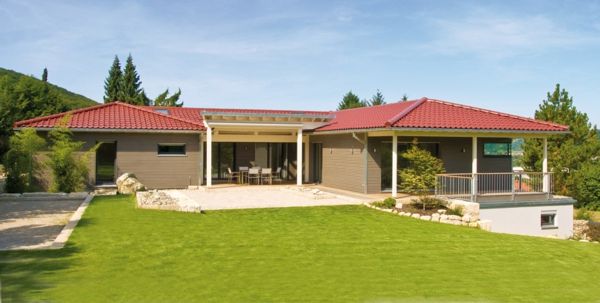 hjem-in-bungalow stil-grønn-gress