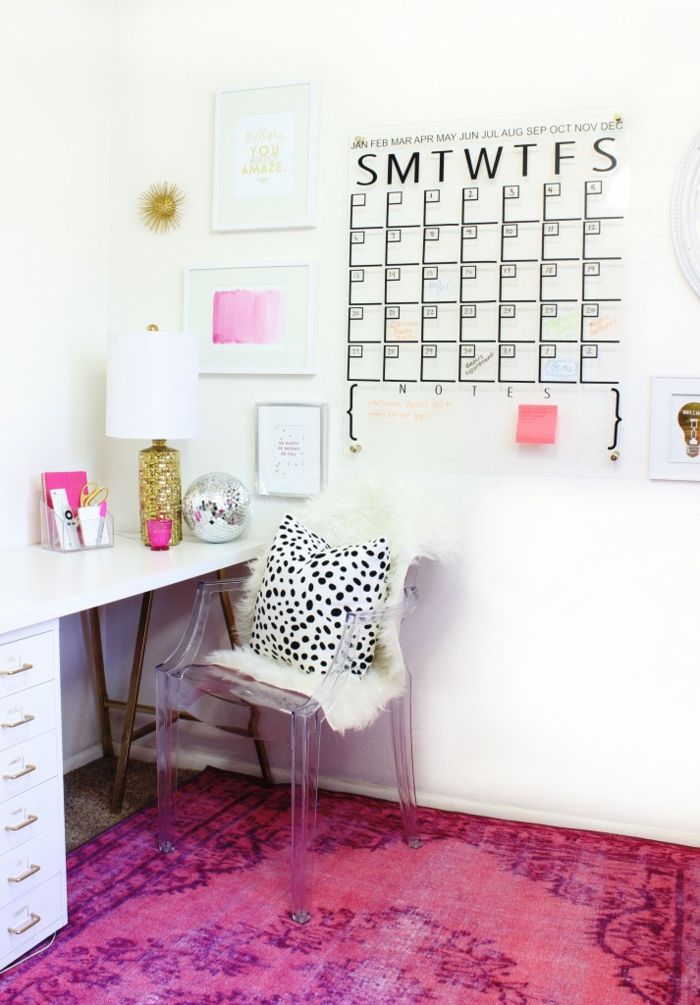 Studiu în alb și roz, scaun din plastic, birou din lemn, calendar pe perete, covor roz