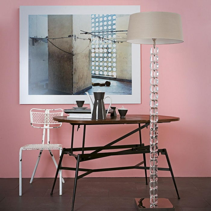 Studiați în mobilier roz, de epocă, lampă de înaltă înaltă, cărucioare și cești de cafea pe masă