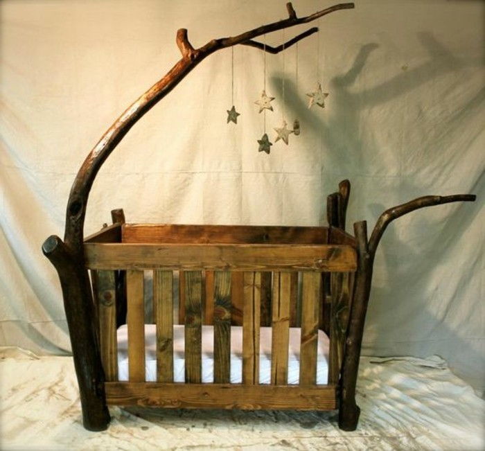 lesena-Nastran-in-lepa-dojenček postelje in belo-zadaj grundd